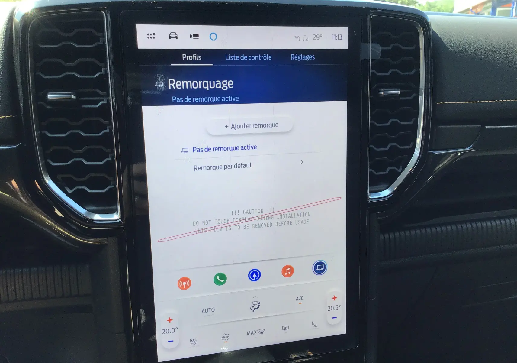 Écran tactile central du Ford Ranger Wildtrak 2025 gris carbone affichant le menu de remorquage dans l'habitacle noir.