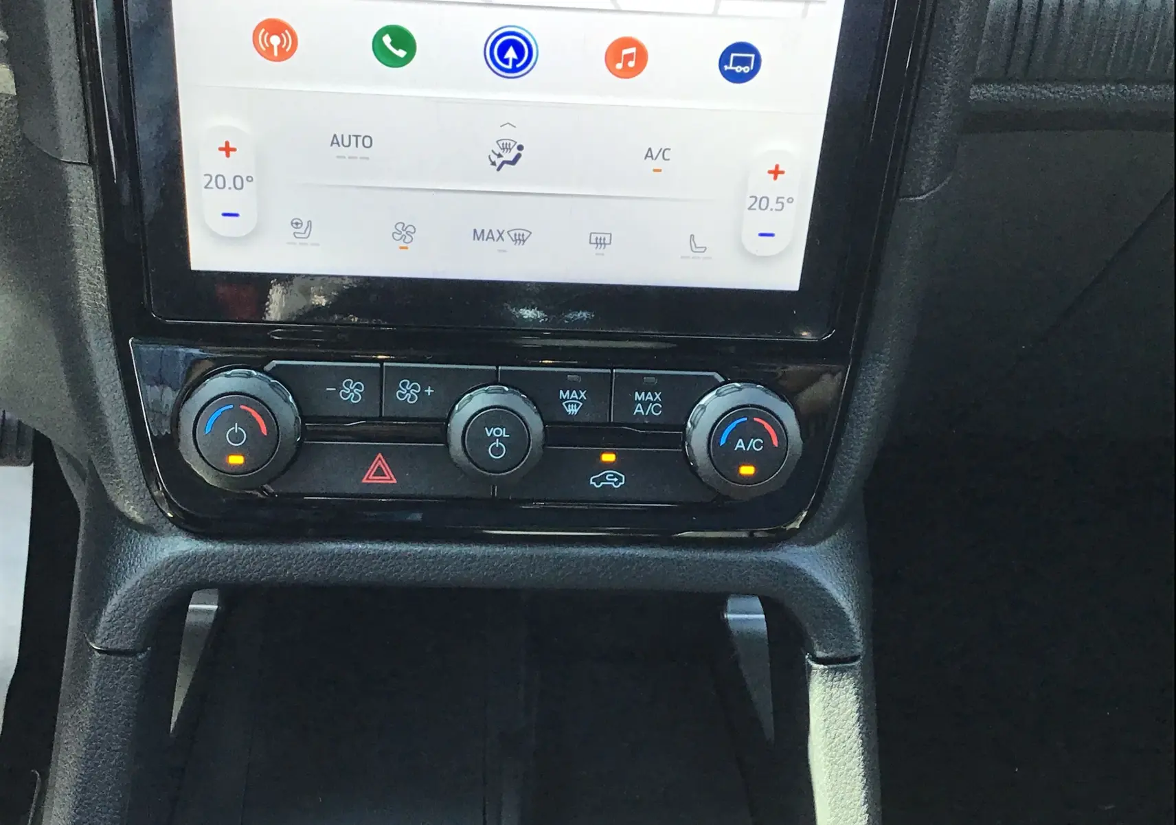 Gros plan sur la console centrale du Ford Ranger Wildtrak 2025, montrant les commandes de climatisation et l'écran tactile.