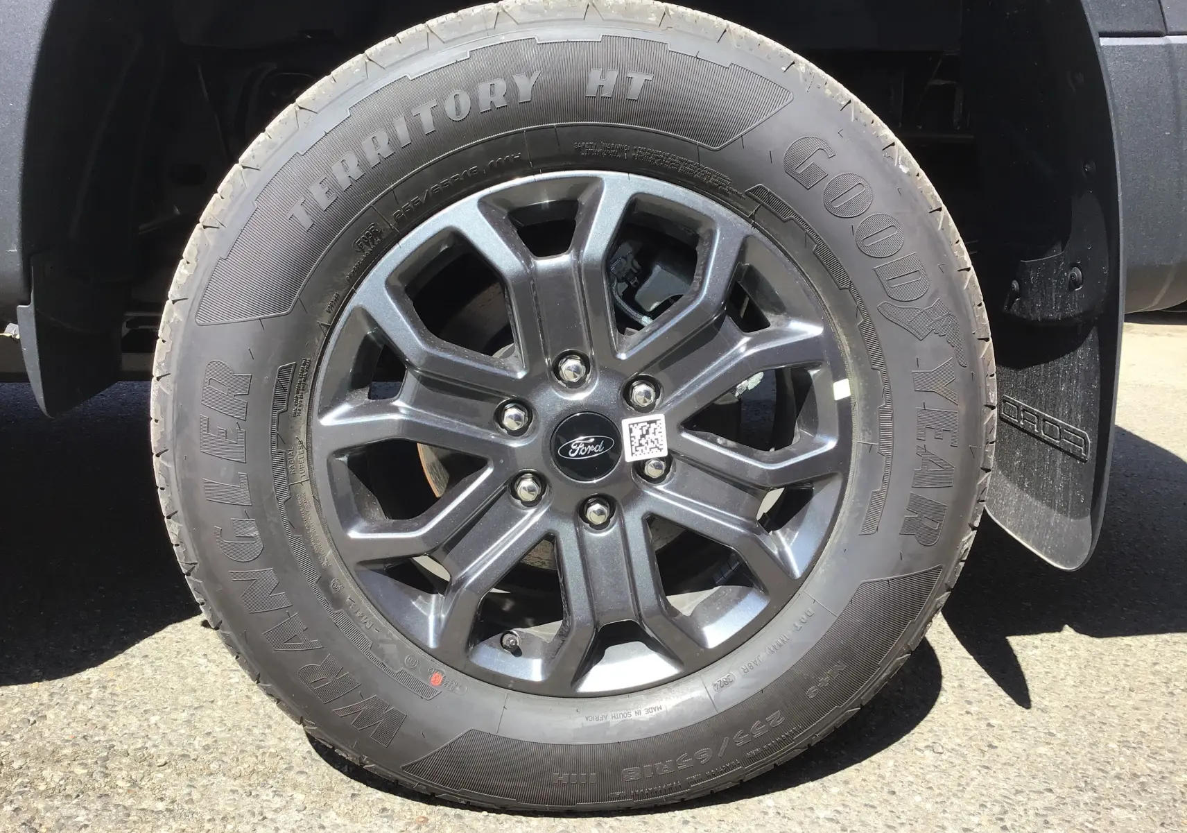 Gros plan sur la roue avant droite du Ford Ranger Wildtrak gris carbone avec jante alliage et pneu Goodyear Wrangler.