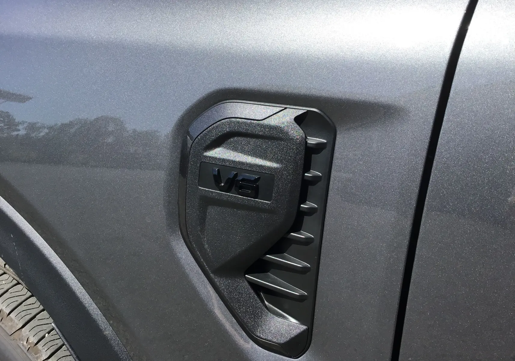 Gros plan sur la prise d'air latérale gris carbone du Ford Ranger Wildtrak V6 3.0 Diesel 2025 côté gauche.