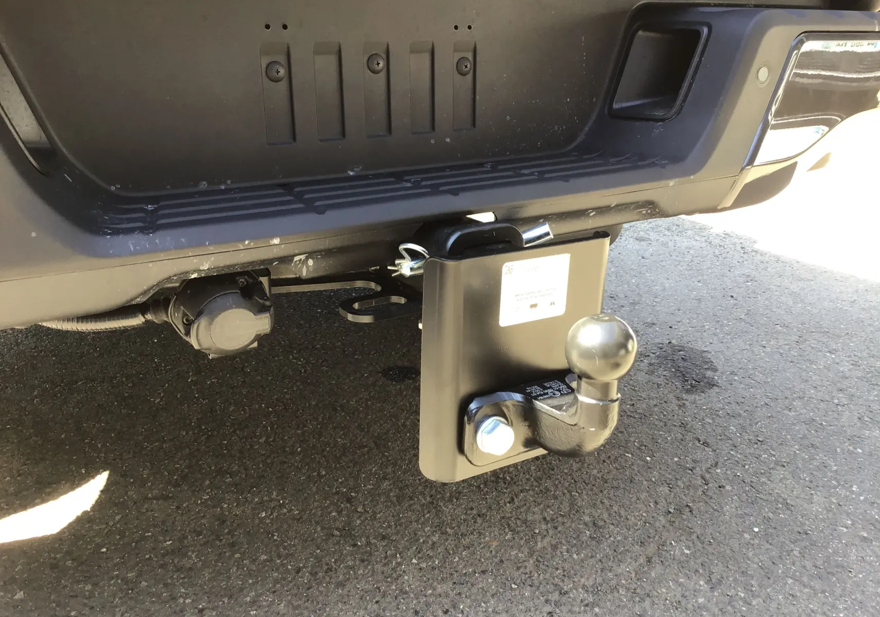 Gros plan sur l'attelage de remorque fixé à l'arrière d'un Ford Ranger Double Cabine gris carbone 2025.