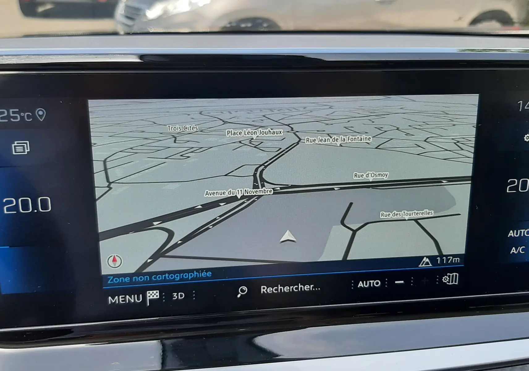 Écran tactile du GPS intérieur du Peugeot 2008 2022 montrant une carte avec plusieurs rues et options de navigation.