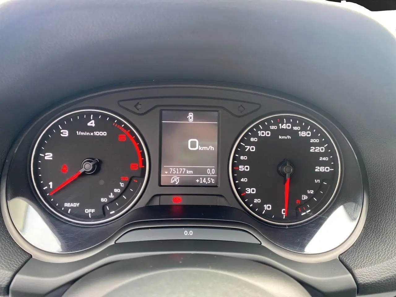 Tableau de bord de l'Audi Q2 30 TDI 2019 avec compte-tours, compteur de vitesse et écran central affichant 0 km/h.