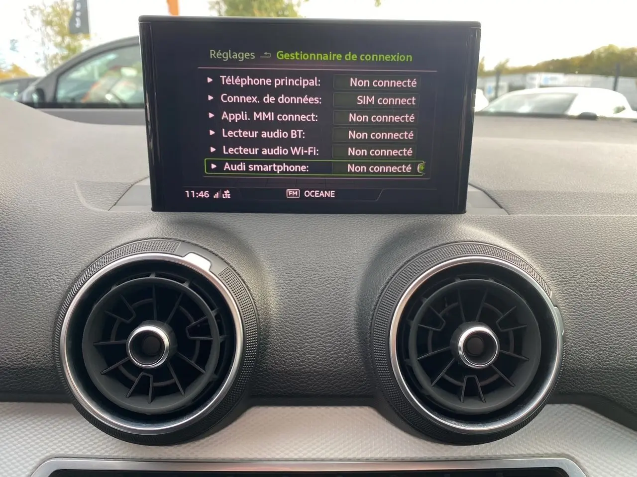 Détail du tableau de bord noir de l'Audi Q2 30 TDI 2019 avec écran central affichant le gestionnaire de connexion.