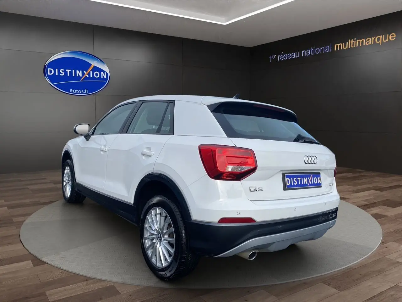 Audi Q2 blanc vue 3/4 arrière droit, mettant en valeur ses feux arrière et jantes alliage argentées.