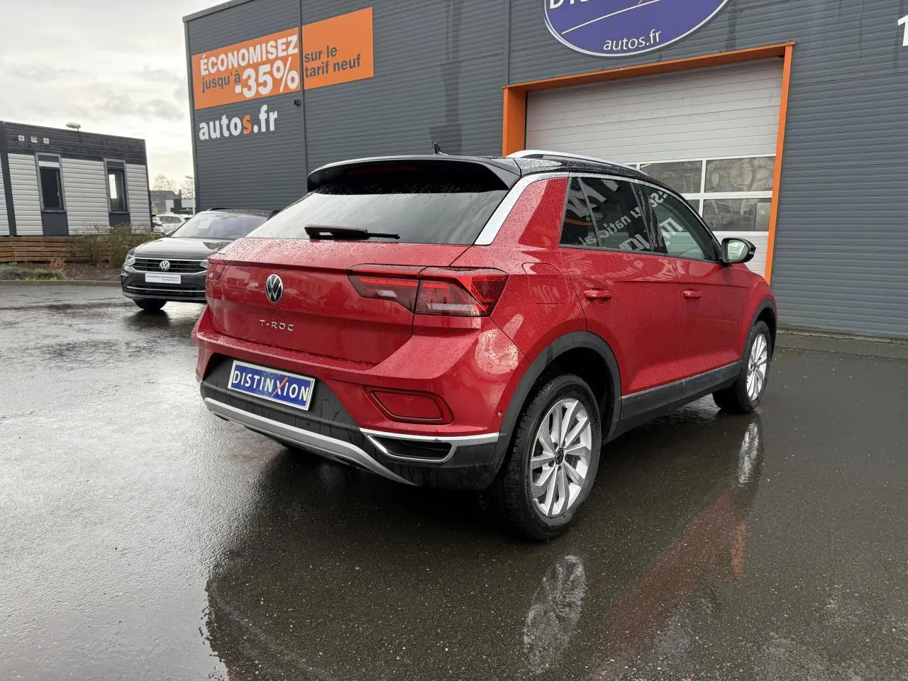 Volkswagen T-Roc rouge Kings Red métallisé vu en 3/4 arrière droit, avec jantes alliage 17 pouces et vitres surteintées.