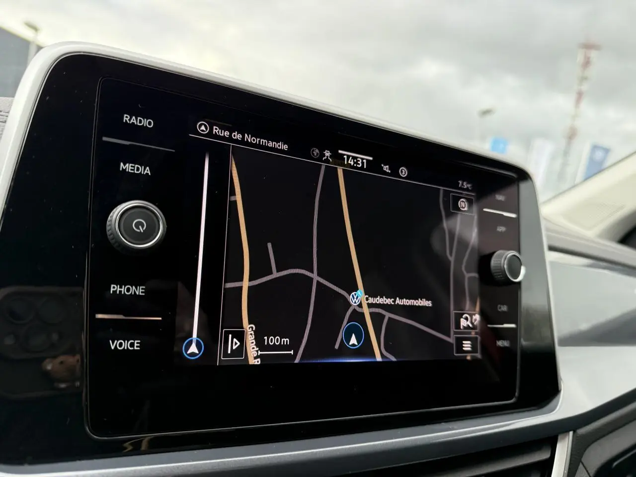 Écran tactile du système de navigation Discover Media dans un Volkswagen T-Roc 2023, intérieur moderne et épuré.