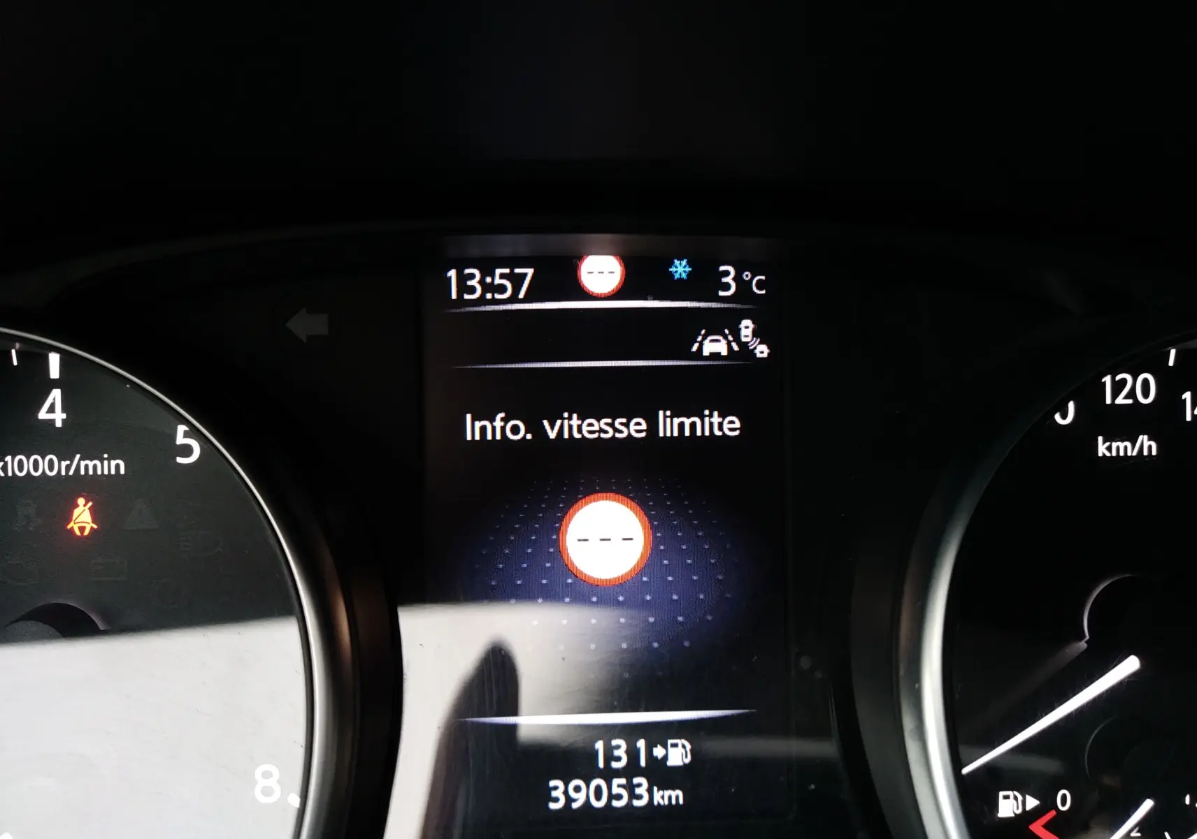Tableau de bord du Nissan Qashqai 2019 noir, affichant l'info vitesse limite, température 3°C et compteur à 39 053 km.