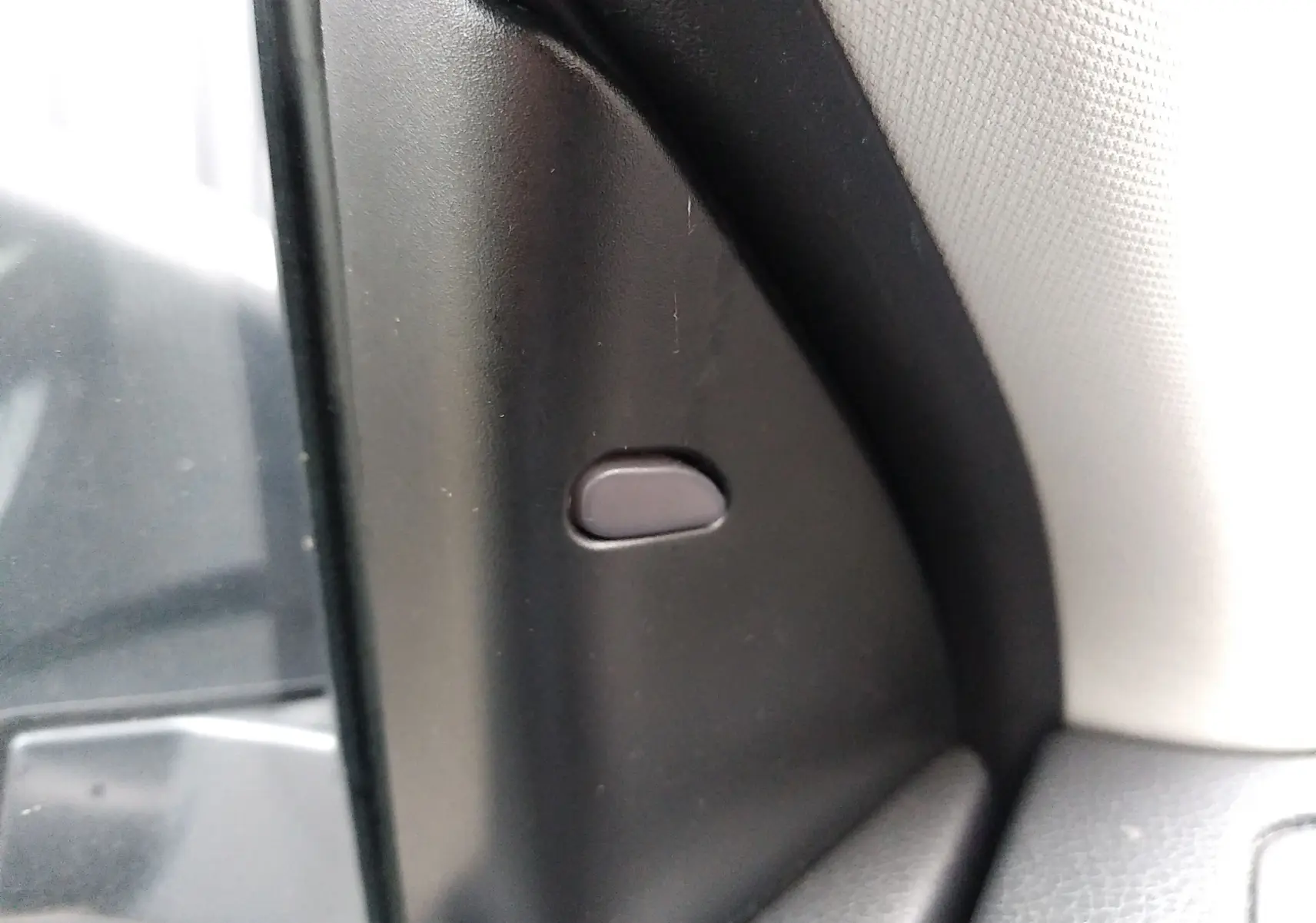 Détail intérieur montrant le capteur d'angle mort sur le montant côté gauche du Nissan Qashqai 2019 noir.