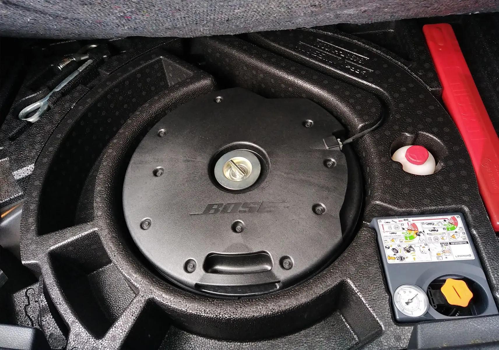 Détail du coffre du Nissan Qashqai 2019, montrant le caisson Bose noir intégré à la roue de secours.