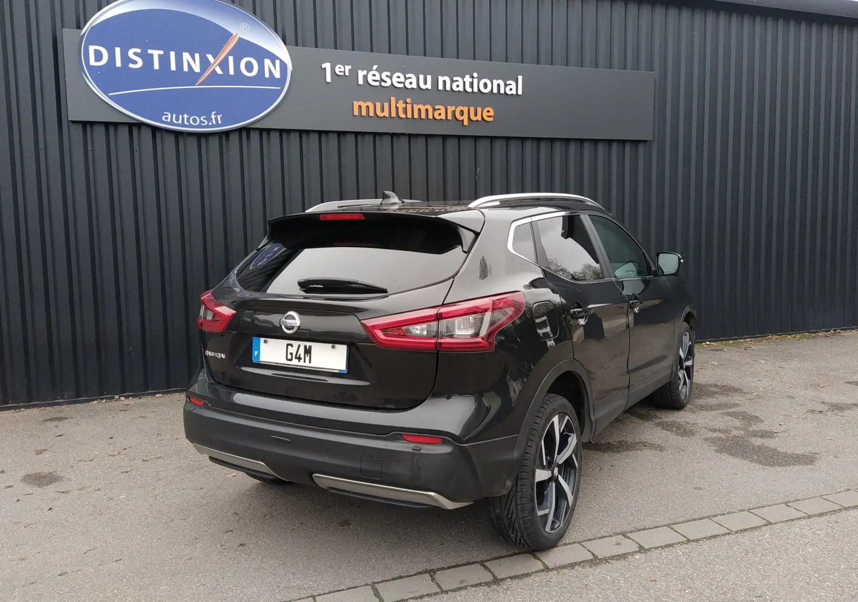 Vue 3/4 arrière droite du Nissan Qashqai noir 2019, avec jantes alliage bicolores et feux arrière LED.