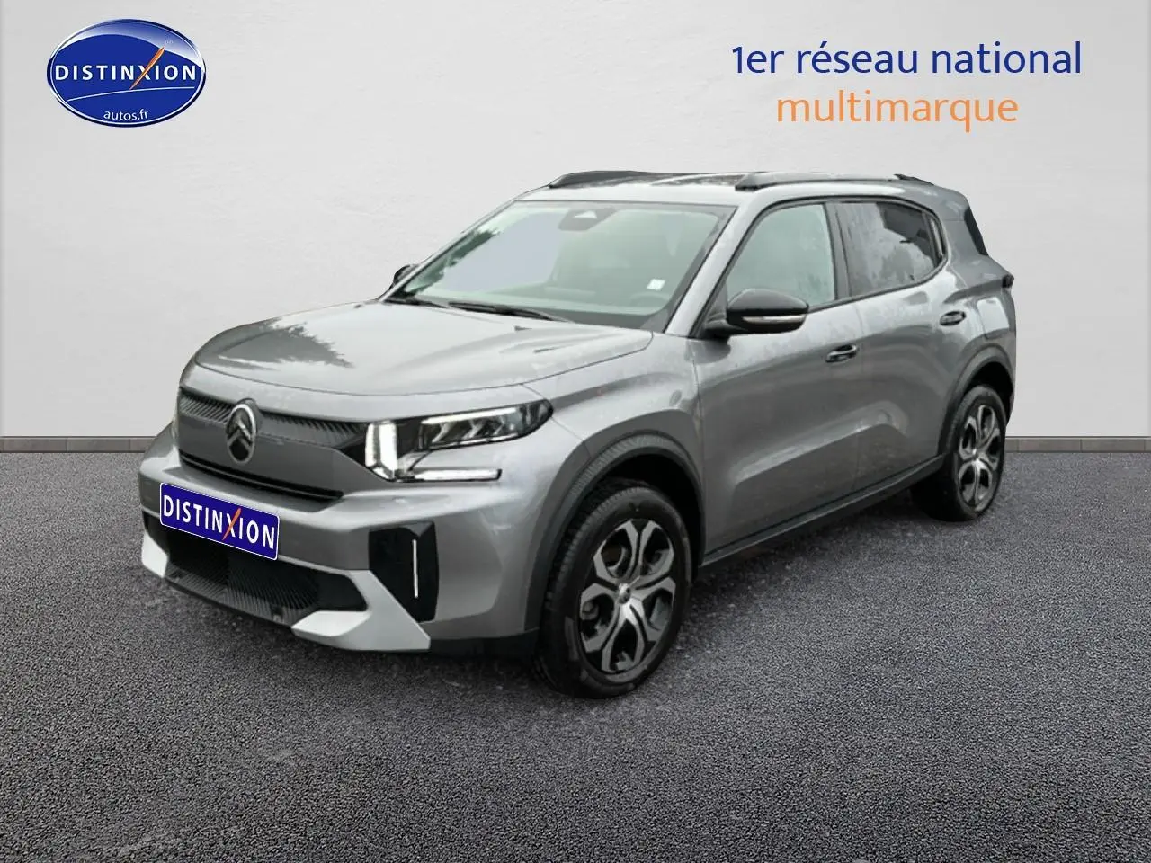 Citroën C3 Aircross gris vue 3/4 avant droit avec jantes 17 pouces et phares LED allumés.