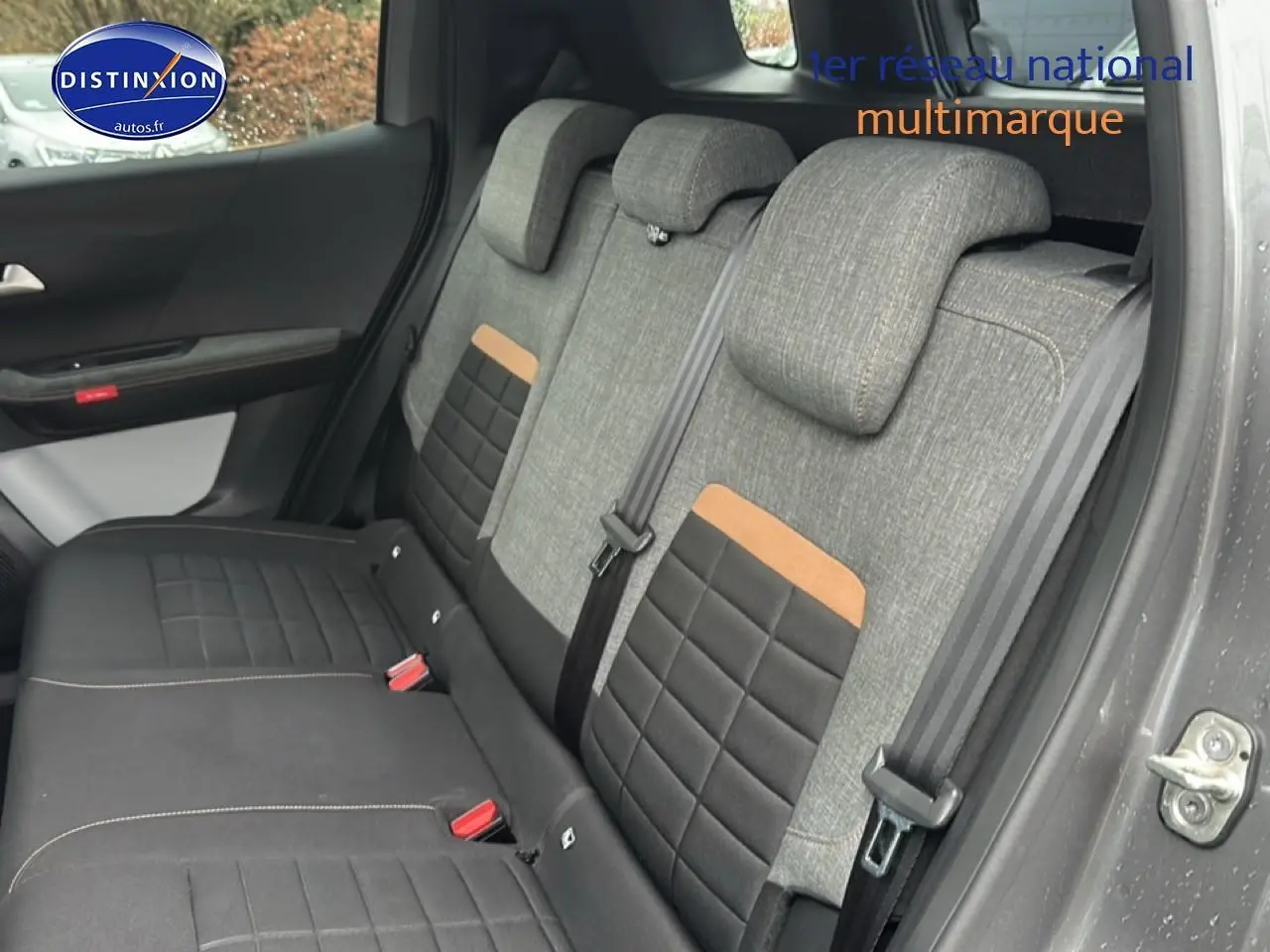 Vue intérieure côté droit sur la banquette arrière gris clair et noir avec détails marron du Citroën C3 Aircross 2025.