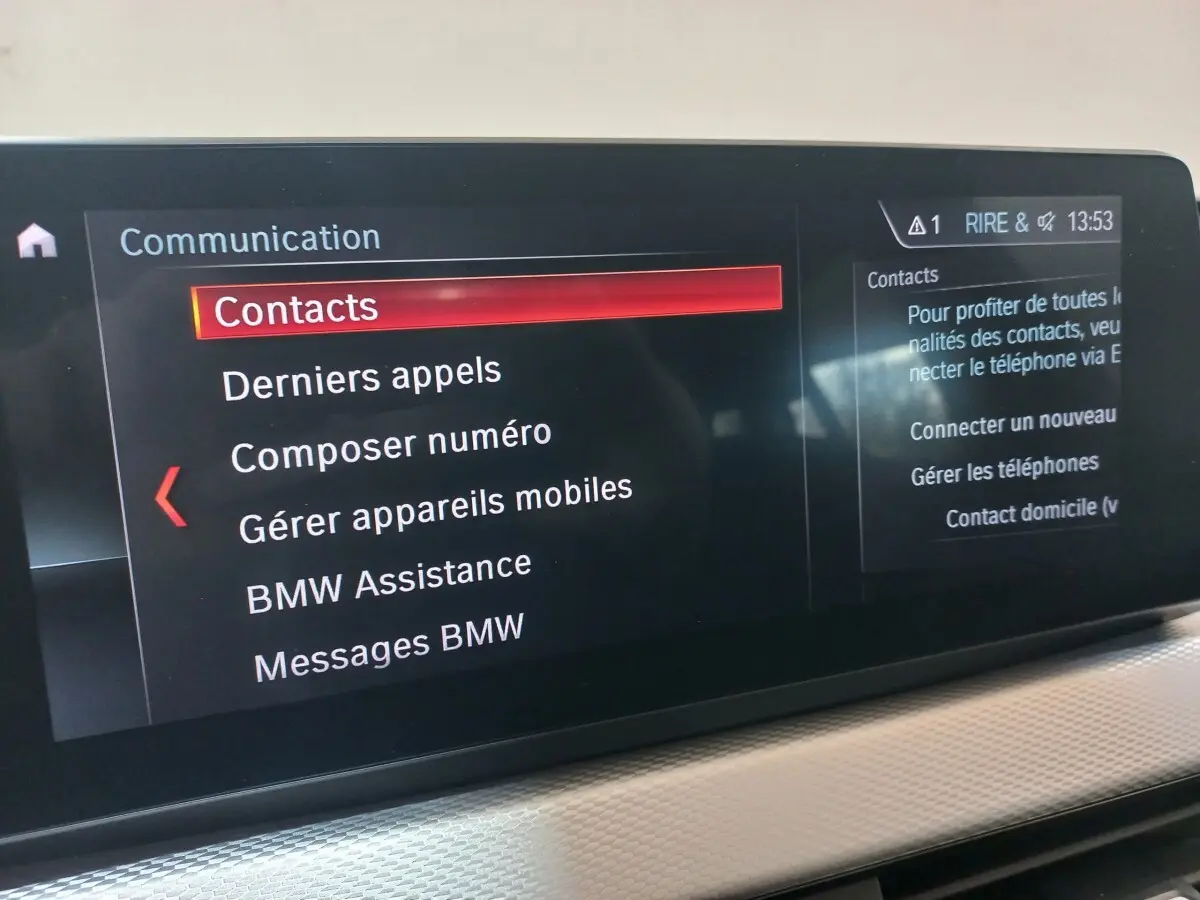 Écran tactile central du BMW X1 2022 affichant le menu Communication avec option Contacts en surbrillance.