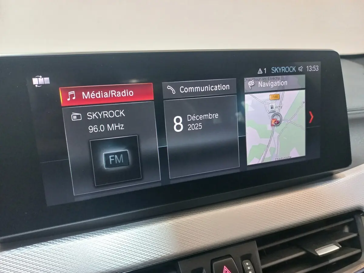 Écran tactile 8,8 pouces du tableau de bord du BMW X1 xDrive20d M Sport, affichant radio, communication et navigation.