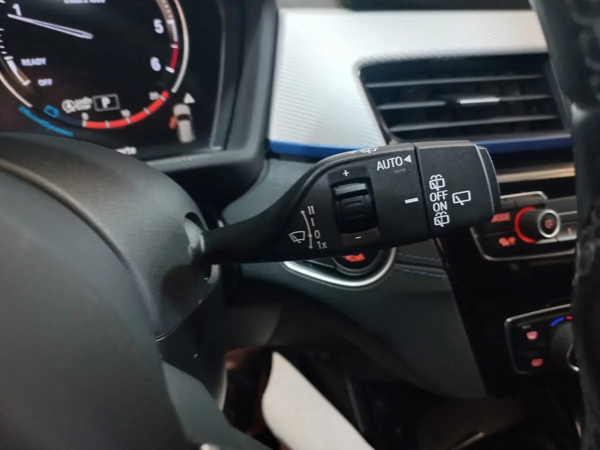 Gros plan sur la commande d’essuie-glace côté gauche du tableau de bord noir du BMW X1 xDrive20d 2022.