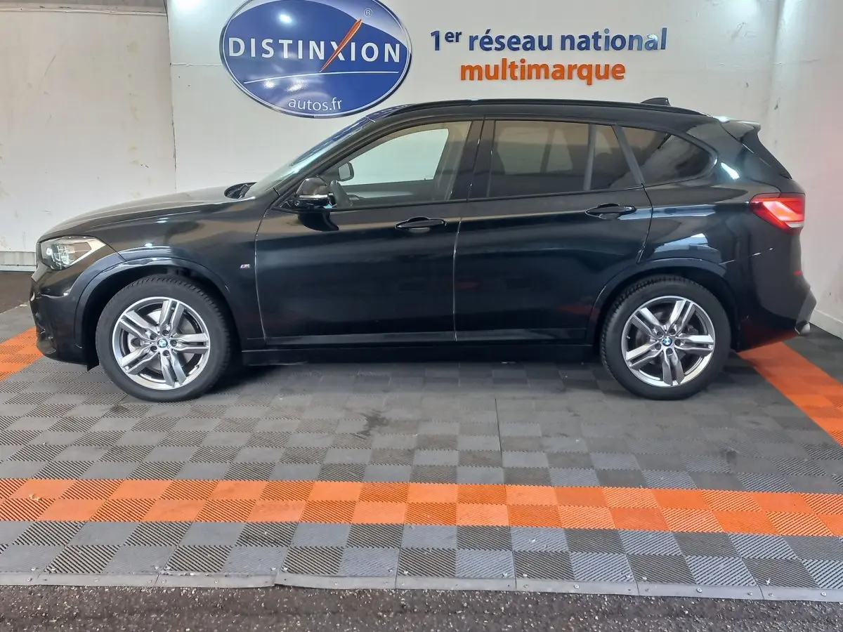 BMW X1 xDrive20d M Sport noir vue de profil côté gauche, avec jantes alliage et vitres teintées.