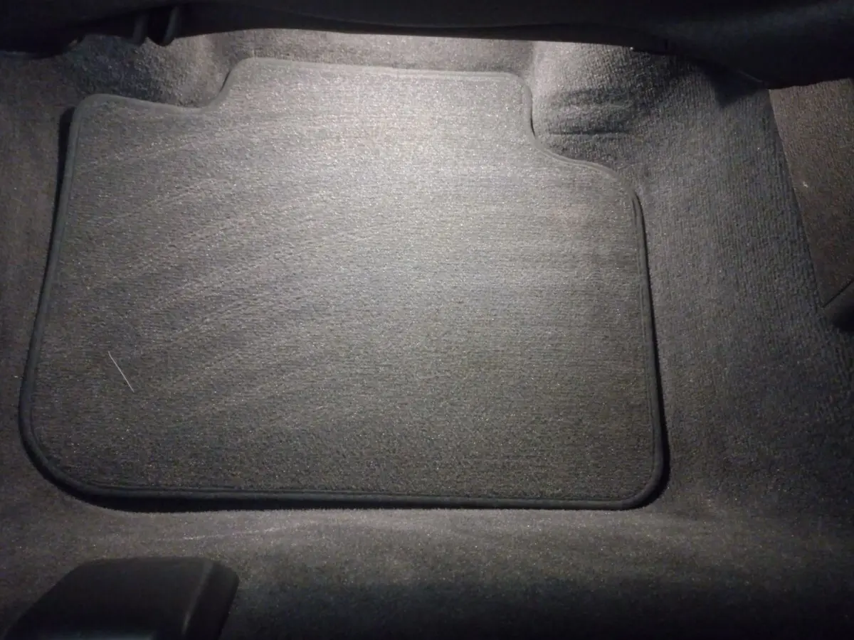 Tapis de sol noir vu de dessus à l'avant droit d'un BMW X1 xDrive20d M Sport 2022.