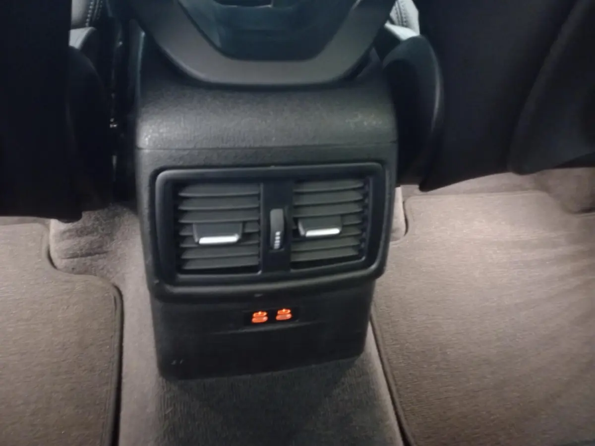 Vue rapprochée des aérateurs arrière noirs et prises USB orange du BMW X1 xDrive20d M Sport 2022.