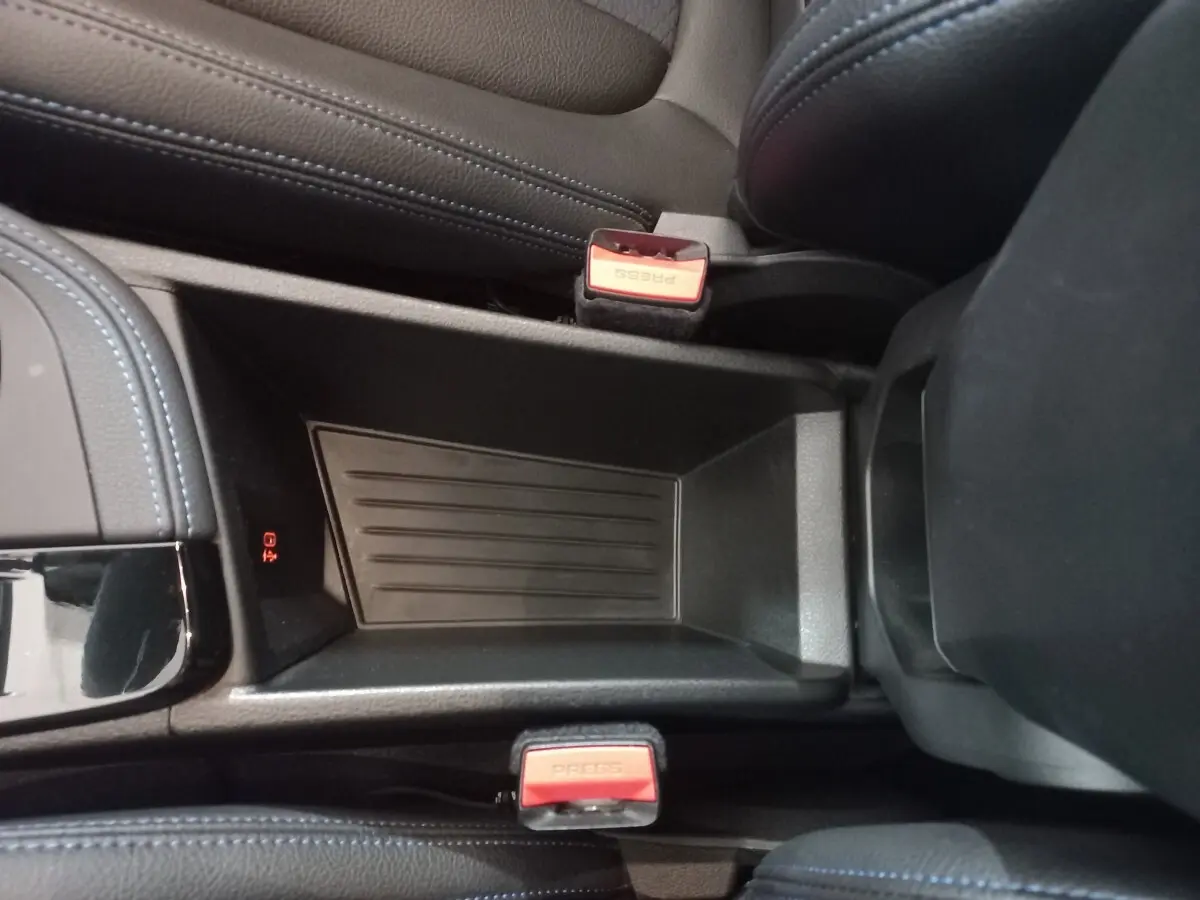 Vue plongeante sur le rangement central noir entre les sièges avant du BMW X1 xDrive20d M Sport 2022.