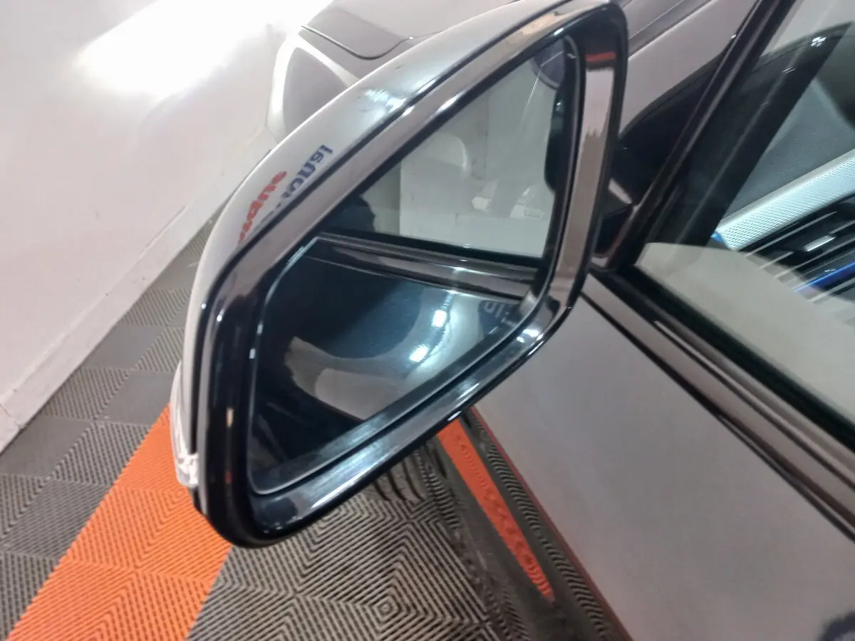 Rétroviseur extérieur droit noir de BMW X1 xDrive20d M Sport 2022 avec carrosserie noire brillante.