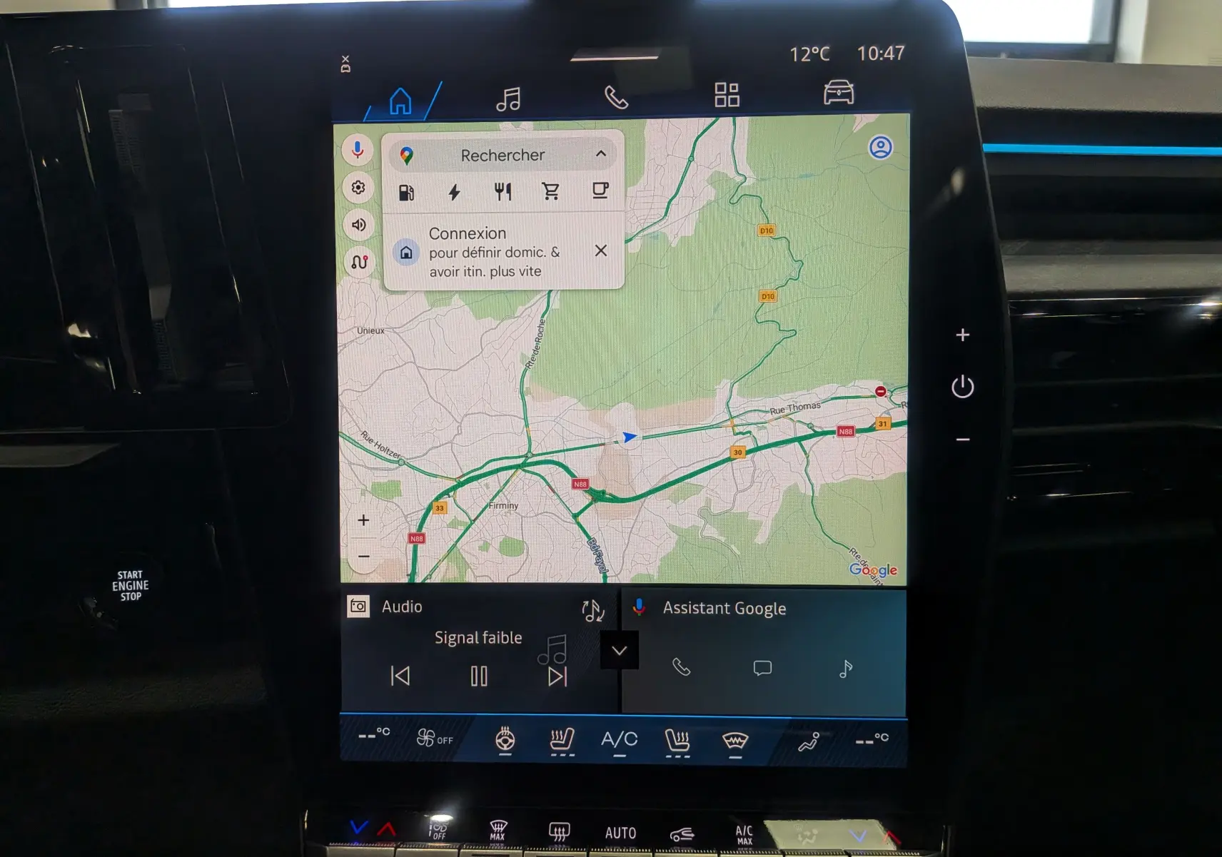 Vue rapprochée de l’écran tactile central du Renault Rafale 2025 gris Schiste Satin affichant la navigation Google Maps.