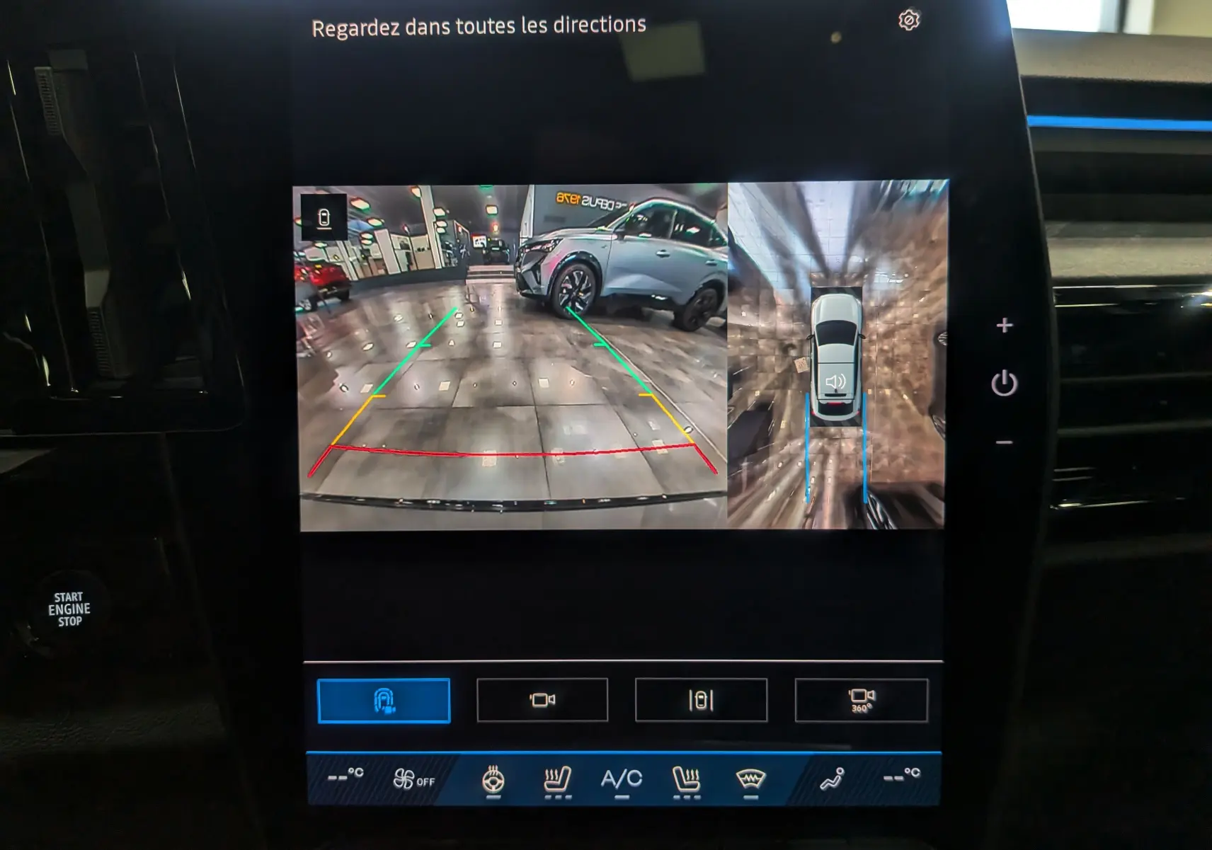 Écran central du Renault Rafale hybride, affichant la caméra de recul avec vue 360°, intérieur noir et détails bleutés.