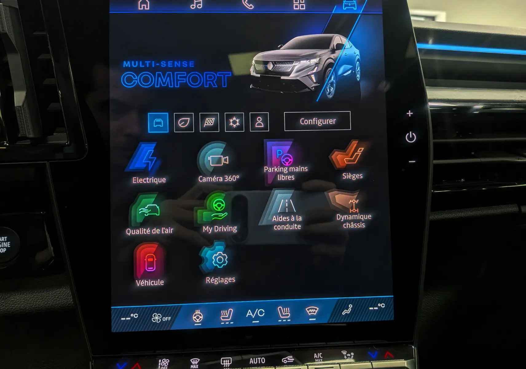 Écran tactile du tableau de bord montrant le menu multimédia et un visuel 3/4 avant du Renault Rafale gris Schiste Satin.