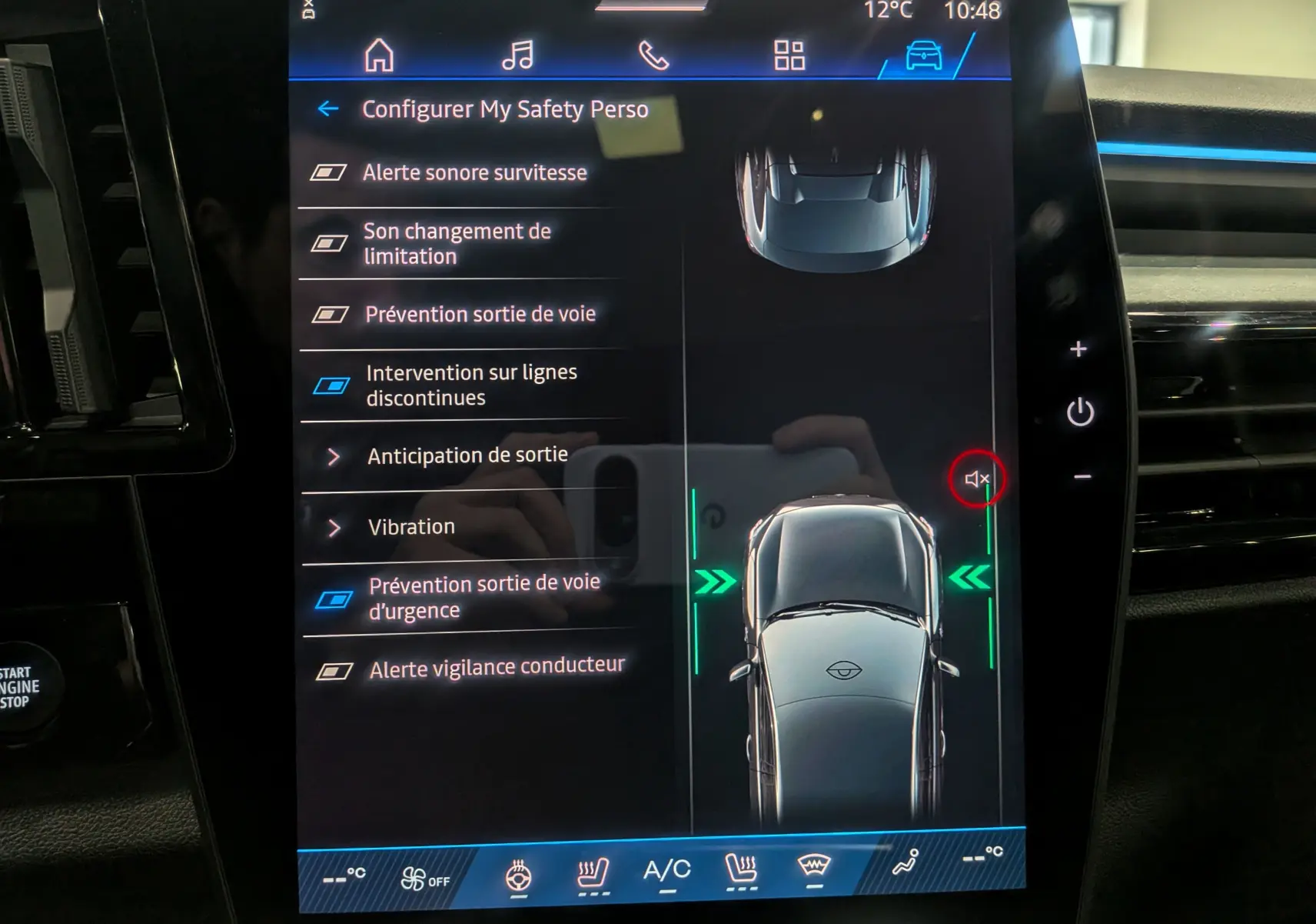 Écran tactile intérieur montrant les réglages d’aide à la conduite d’une Renault Rafale gris schiste satin, vue de dessus.