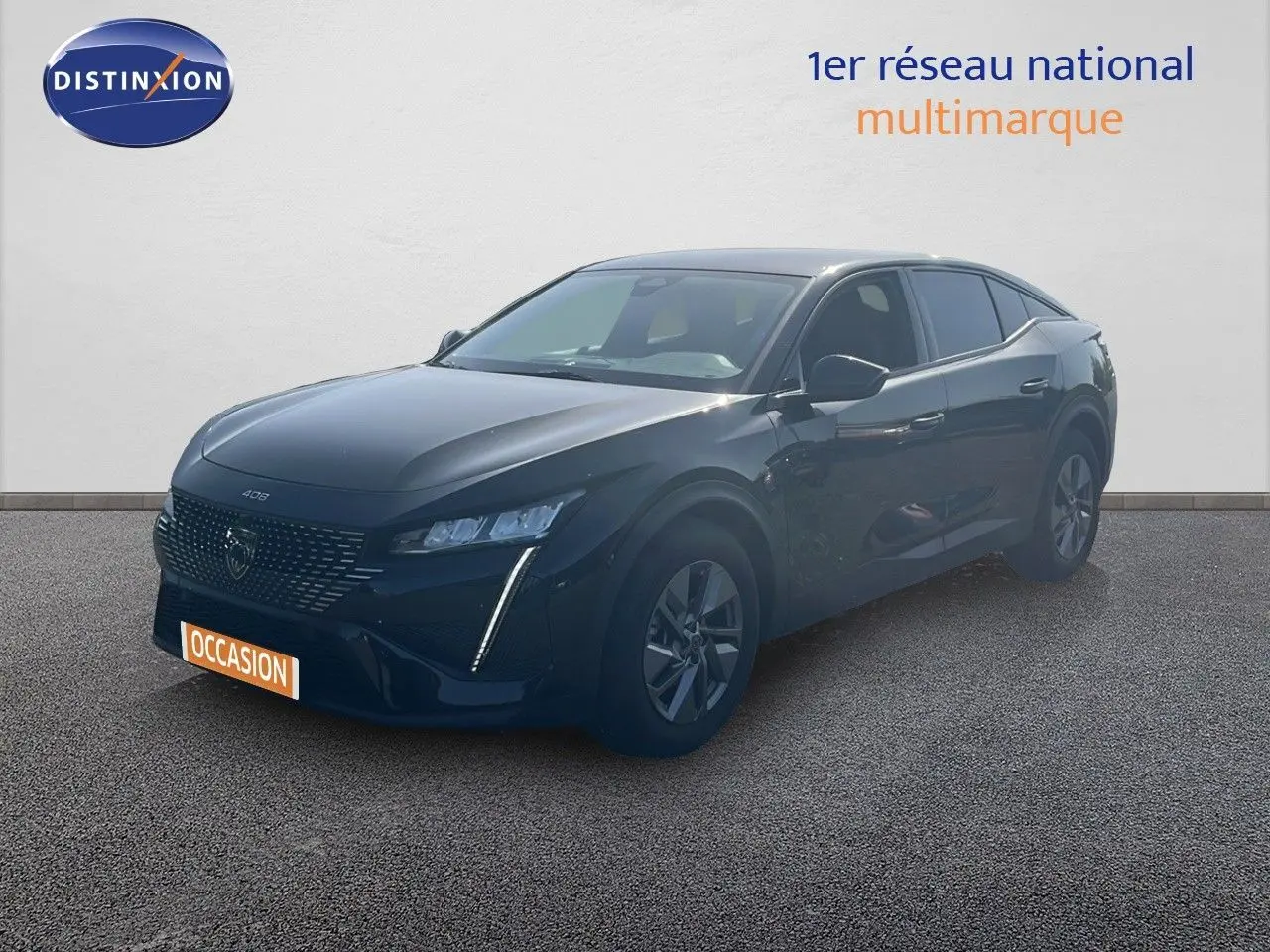 Peugeot 408 noir métal en 3/4 avant droit, avec calandre moderne et feux LED distinctifs allumés.