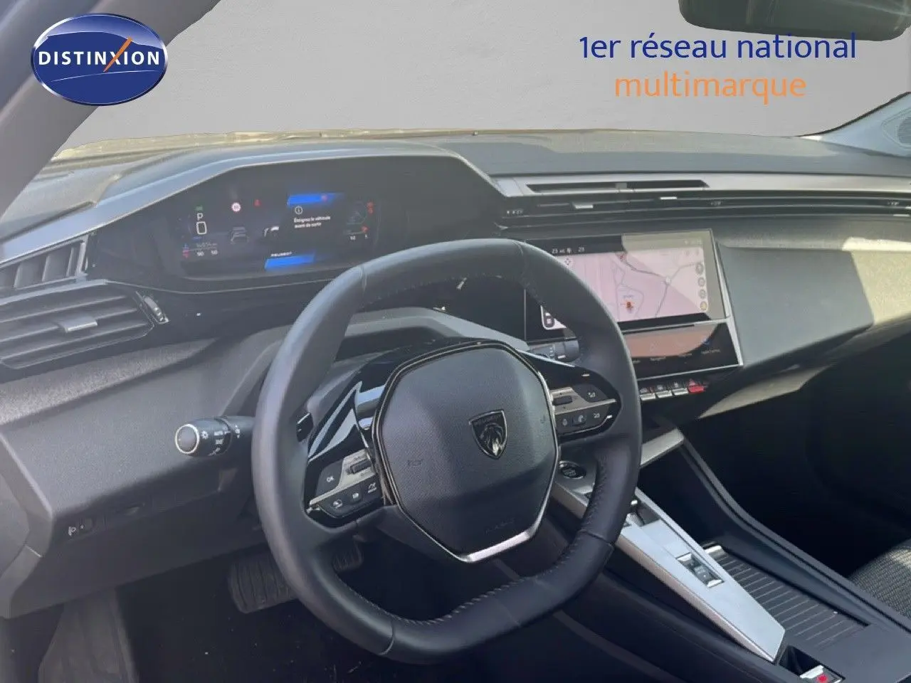 Intérieur de la Peugeot 408 1.2 Hybrid 145ch noir métal, vue du poste de conduite avec tableau de bord numérique et écran central tactile.