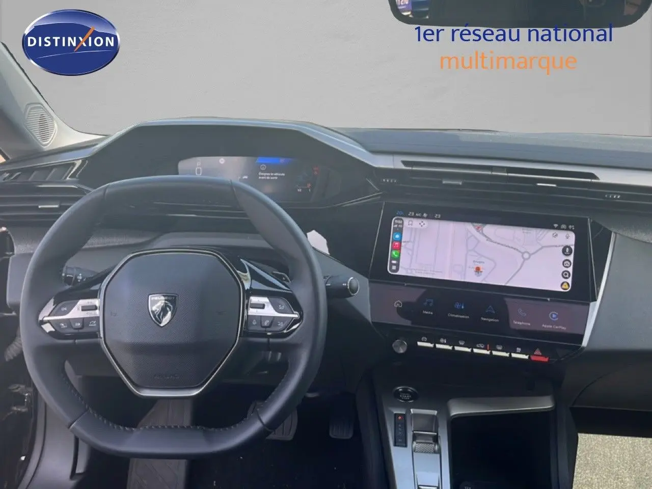 Vue intérieure centrée sur le volant Peugeot 408 noir et l'écran tactile du tableau de bord avec navigation affichée.