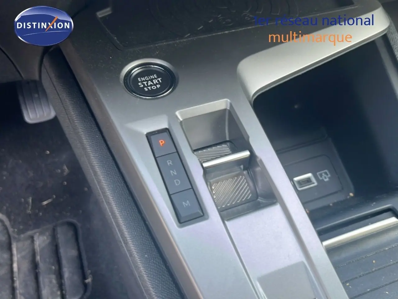 Gros plan sur la console centrale de la Peugeot 408 noire, montrant le bouton start/stop et la commande de boîte automatique.