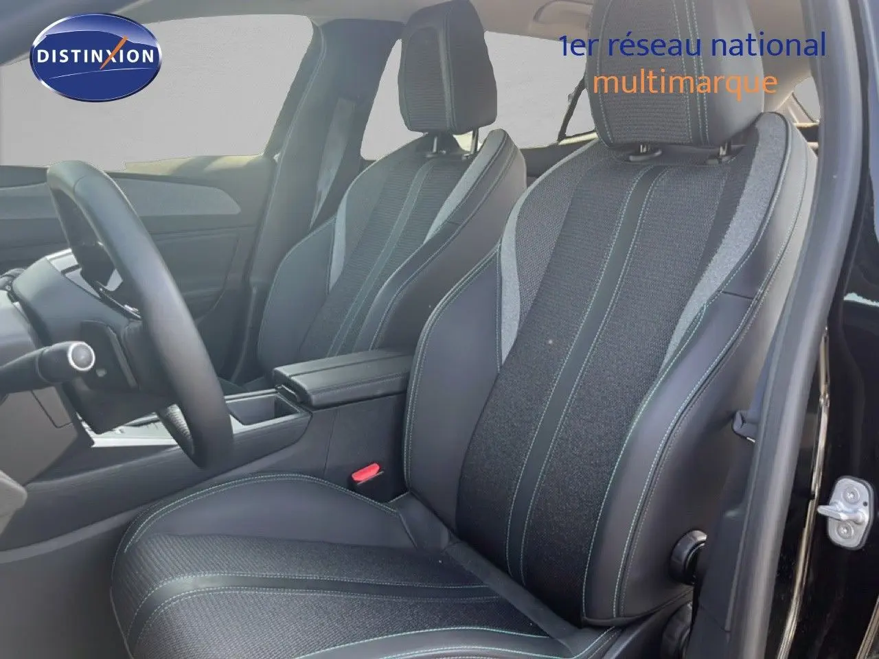 Vue intérieure côté conducteur de la Peugeot 408 noire, sièges en cuir et tissu avec surpiqûres contrastées.