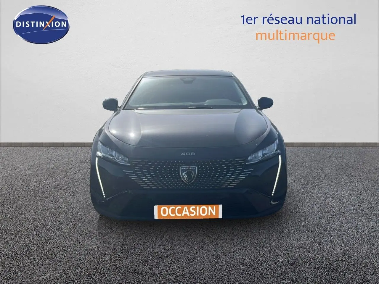 Vue avant d'une Peugeot 408 noire métal 2025 avec calandre distinctive et feux LED verticaux allumés.