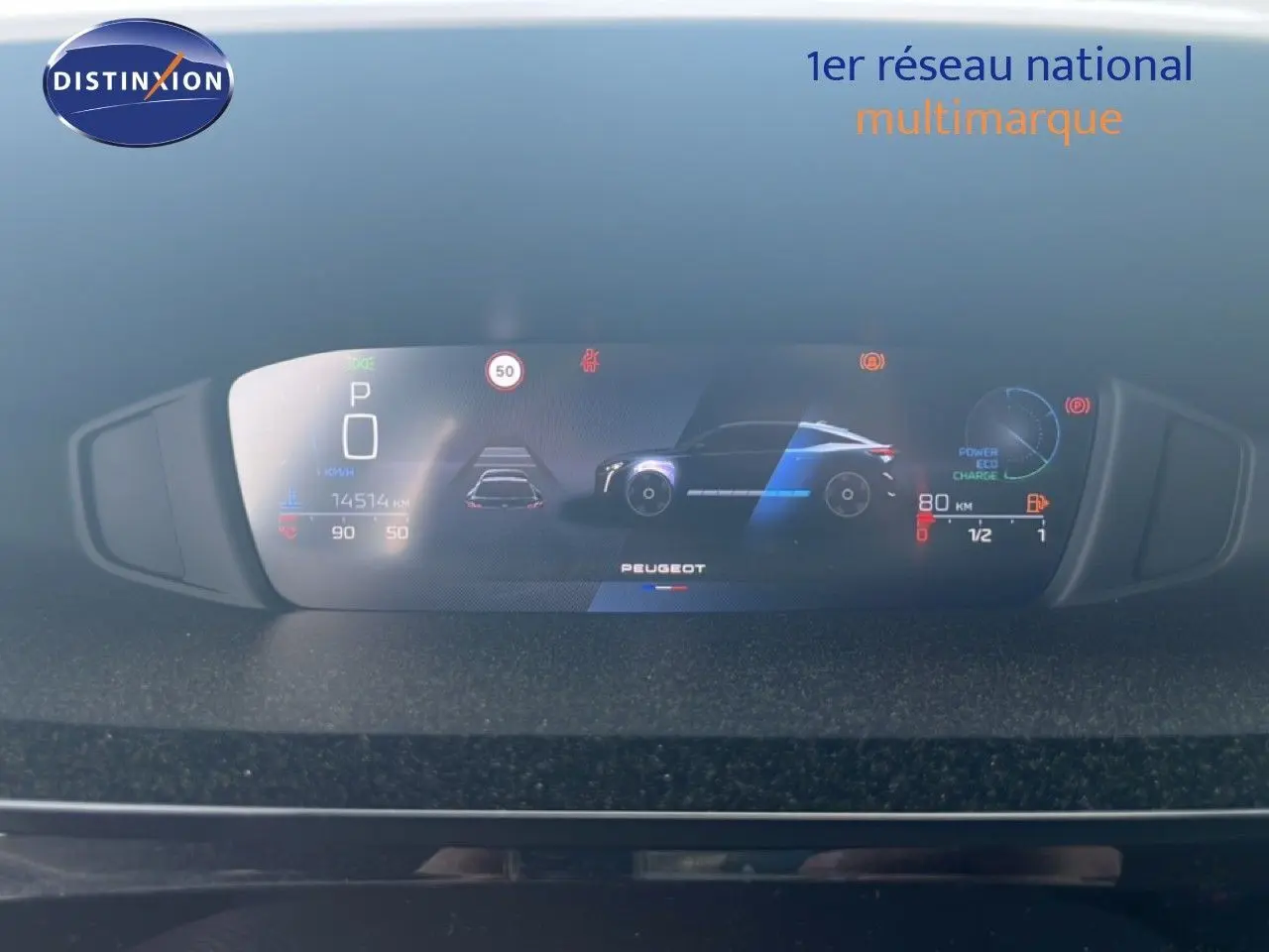 Affichage numérique du tableau de bord du Peugeot 408 hybride, montrant les informations de conduite et l'autonomie.