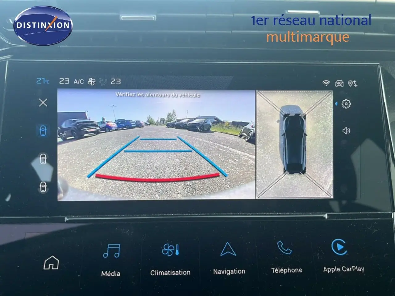 Vue écran intérieur du système de caméra 360 d'une Peugeot 408 noire métal, affichant l'arrière et la vue aérienne du véhicule.