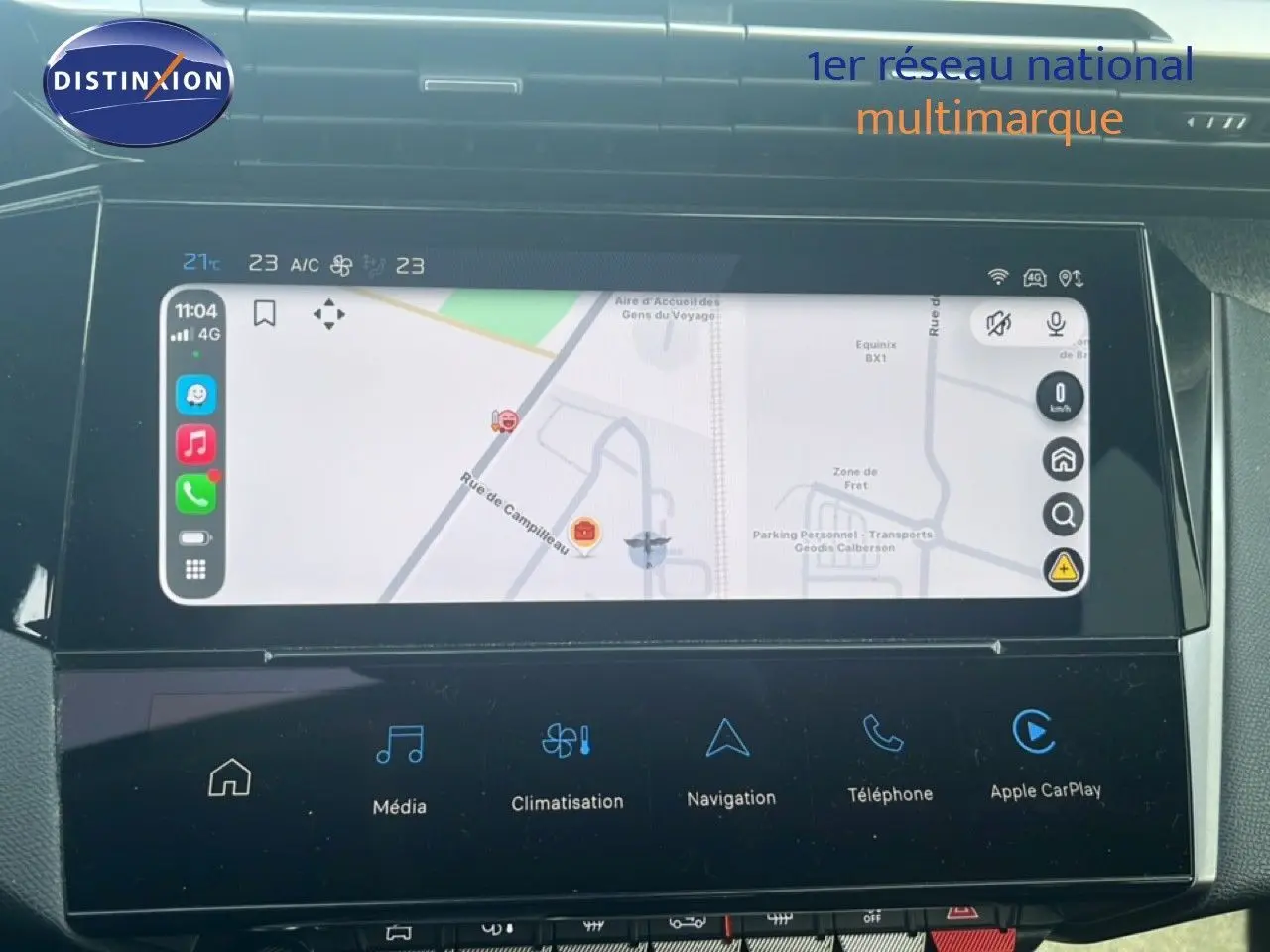 Écran tactile central de la Peugeot 408 2025 noir métal, affichant la navigation et les commandes multimédia.