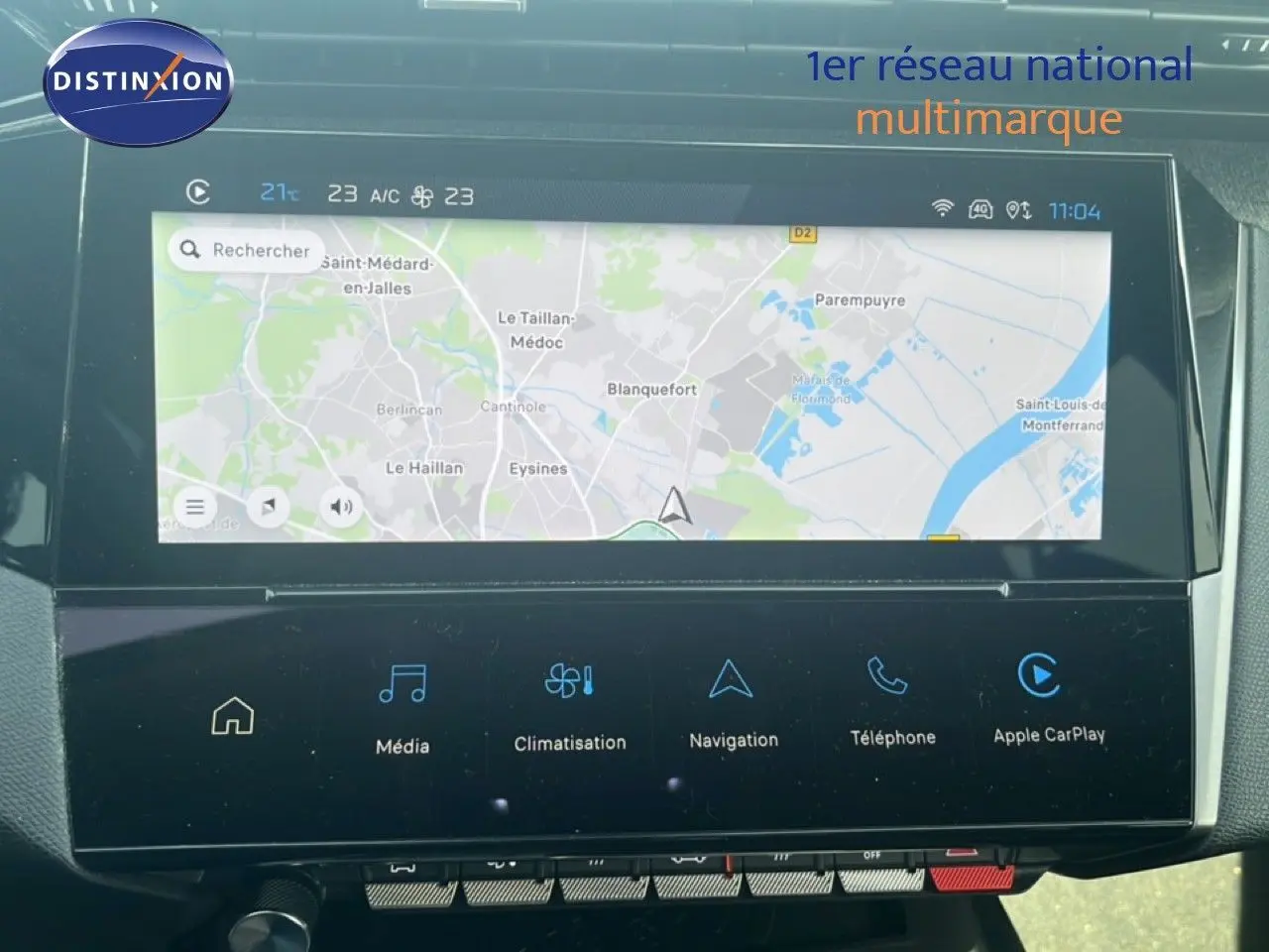 Écran tactile central avec navigation GPS affichée dans l’habitacle d’une Peugeot 408 noire métal 2025.