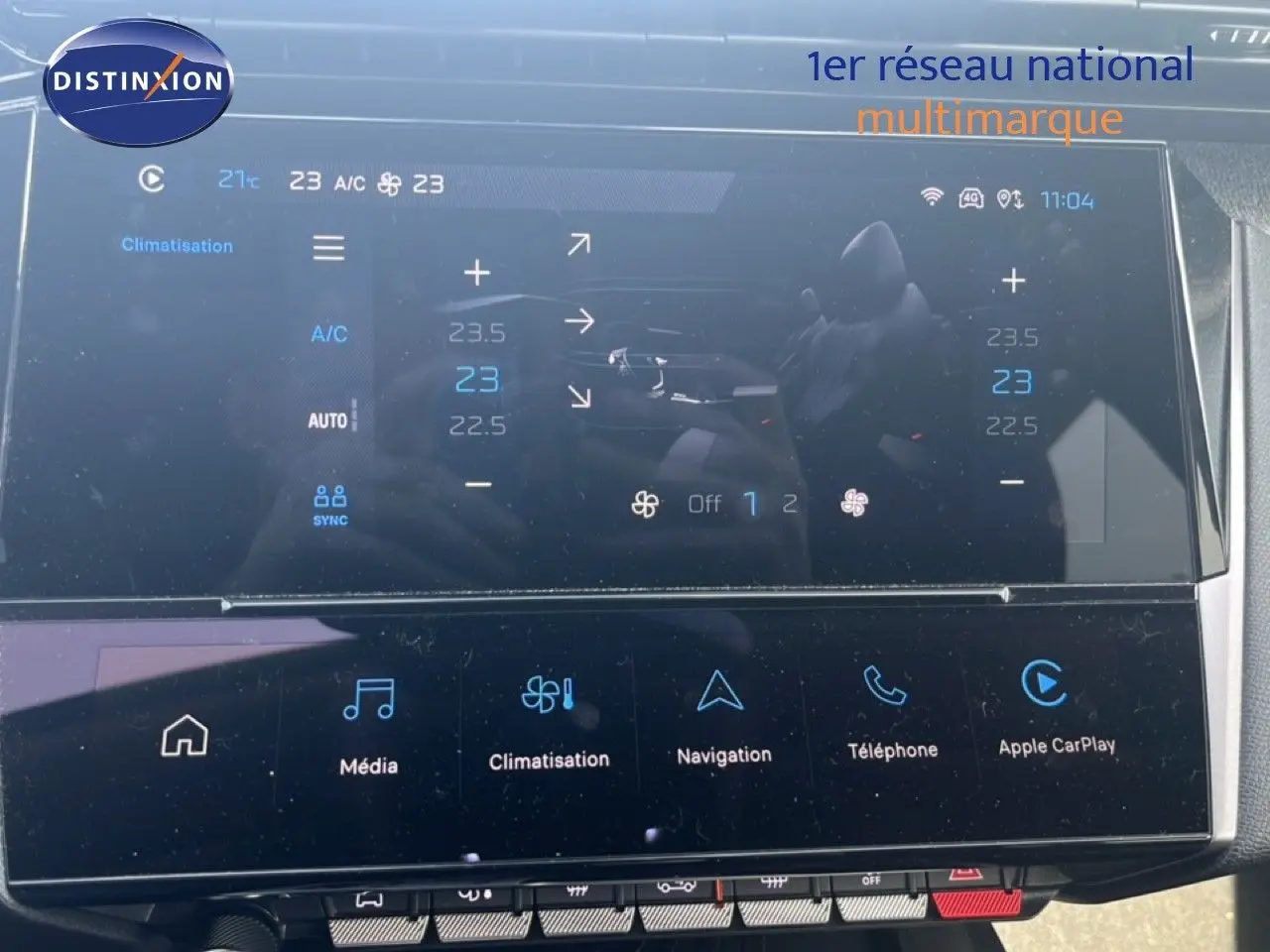 Écran tactile central de la Peugeot 408 1.2 Hybrid 145ch Allure, affichant les réglages de climatisation et multimédia.