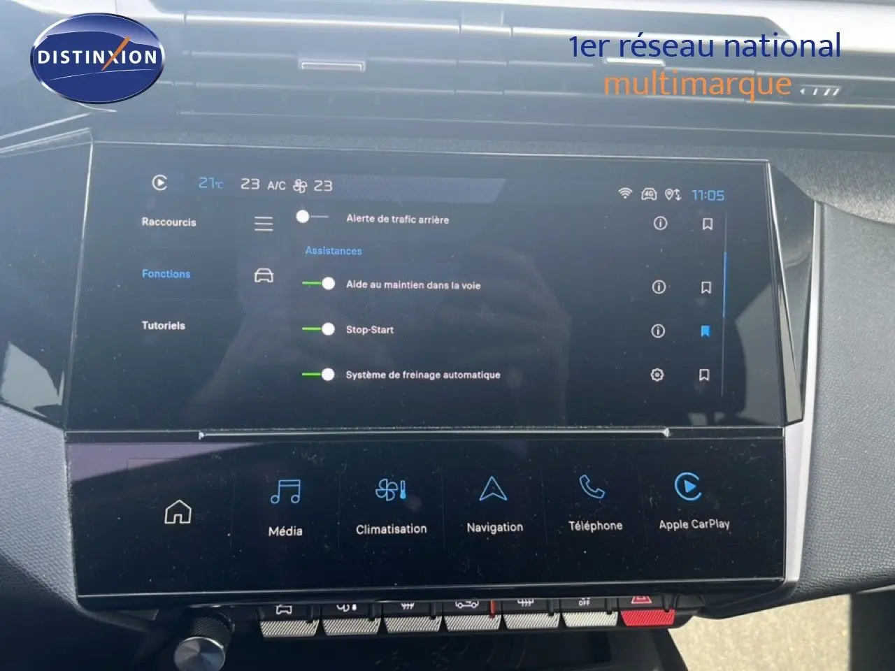 Vue rapprochée de l'écran tactile central du Peugeot 408 noir métal, affichant les aides à la conduite et les options multimédia.