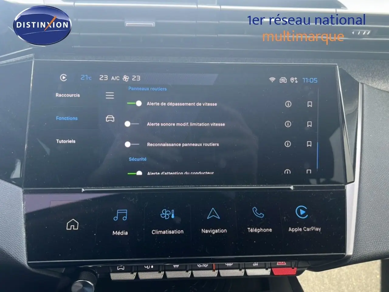 Écran tactile central de la Peugeot 408 1.2 Hybrid 145ch Allure, affichant les réglages d'alerte et de sécurité.