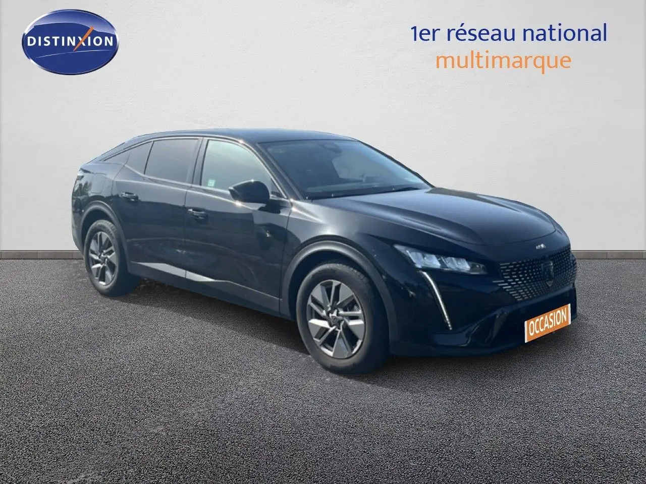 PEUGEOT 408 noir métal en vue 3/4 avant droit, mettant en valeur ses phares LED et sa calandre distinctive.