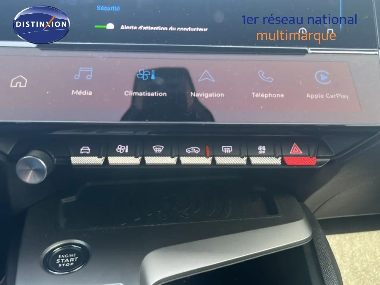 Vue rapprochée de la console centrale de la Peugeot 408 noire, montrant les commandes tactiles et le bouton start/stop.