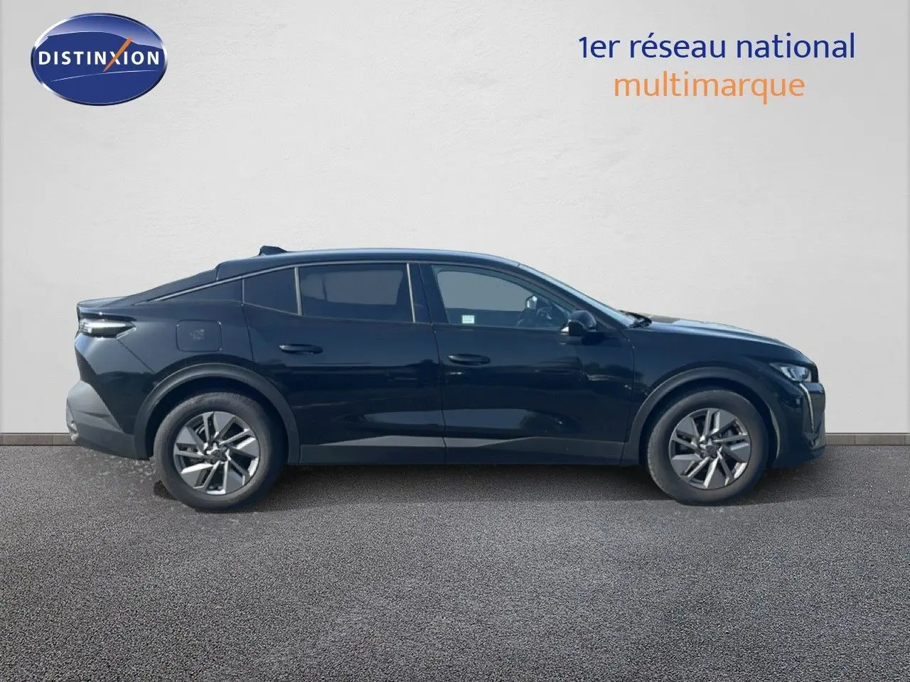 Peugeot 408 noir métal vue de profil côté gauche, soulignant sa silhouette dynamique et ses jantes modernes.