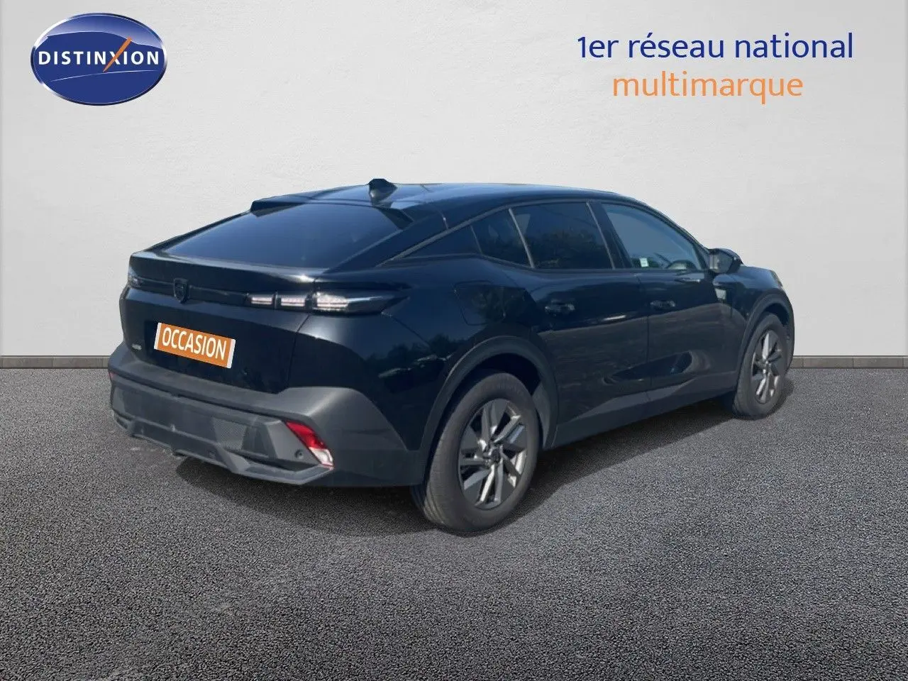 Vue 3/4 arrière droite d'une Peugeot 408 noire métal 2025 avec feux arrière LED et jantes alliage grises.