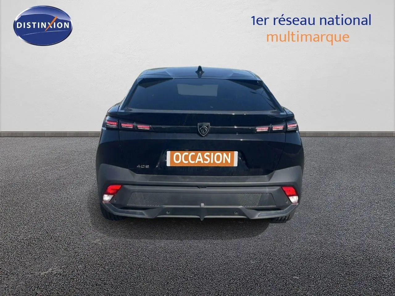 Vue arrière d'une Peugeot 408 noire métal 2025 avec feux LED effilés et logo central distinctif.
