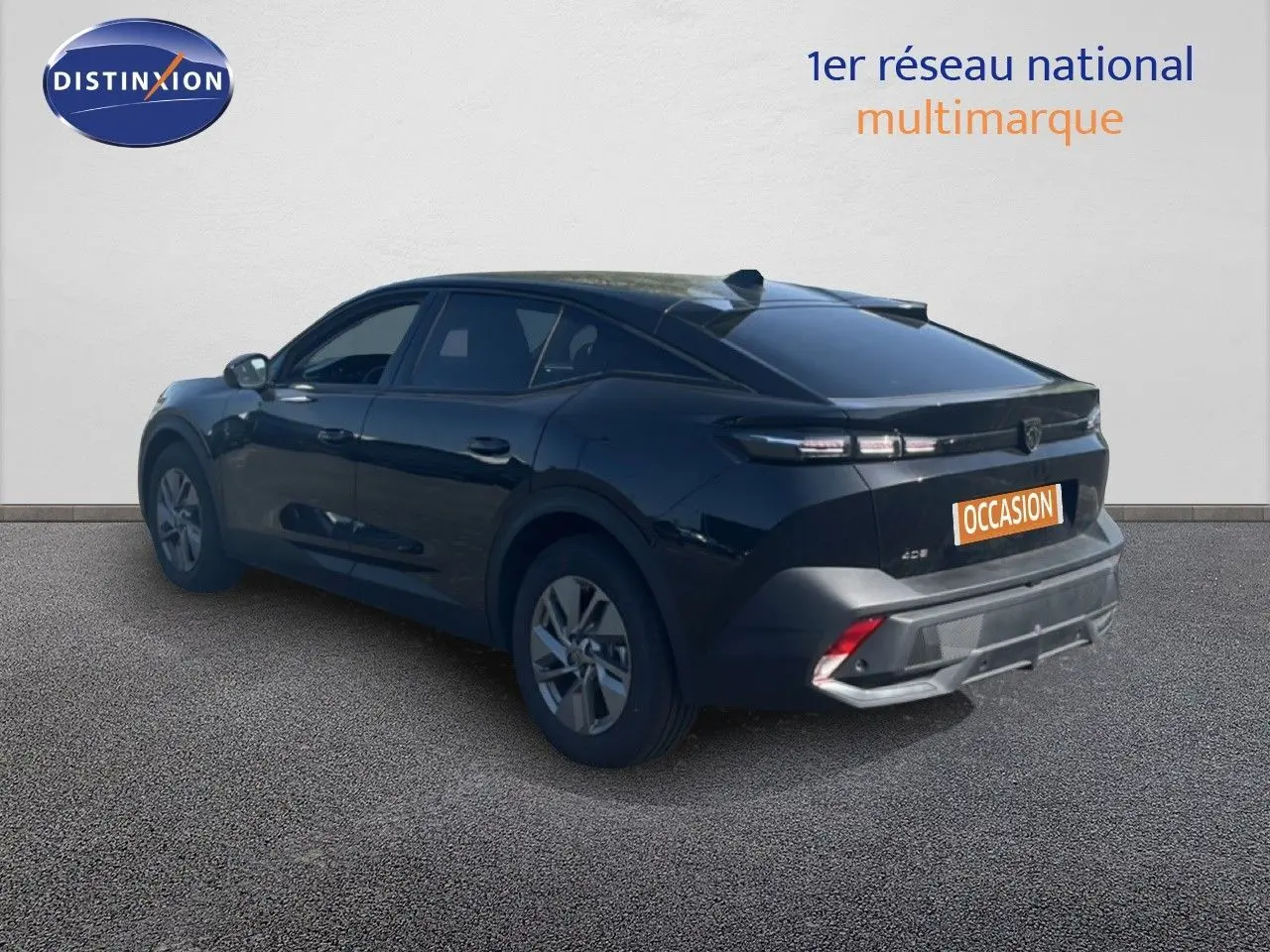 Peugeot 408 noir métal vue 3/4 arrière côté gauche, soulignant ses lignes fluides et feux arrière LED.