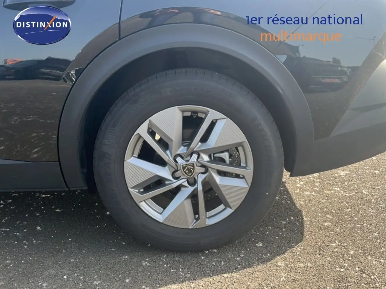 Gros plan sur la roue avant gauche de la Peugeot 408 1.2 Hybrid 145ch Allure noire métal avec jante alliage distinctive.