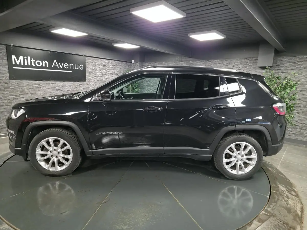 Jeep Compass noir en vue profil côté gauche, avec jantes alliage 18 pouces et vitres surteintées.